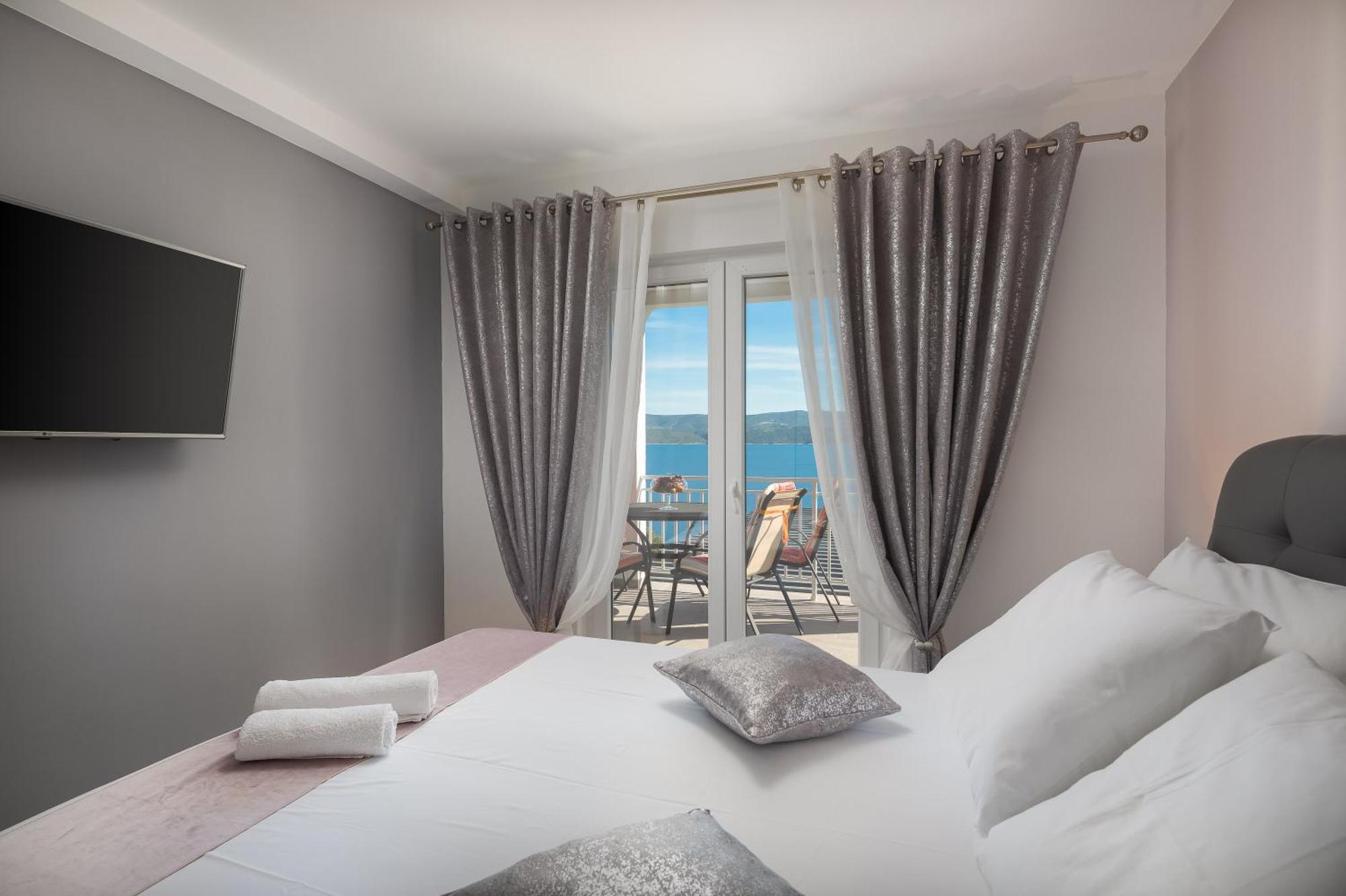 Luxury Seafront Villa With Heated Pool, Jacuzzi, Sea View, 150 M From Beach Stanici Ngoại thất bức ảnh